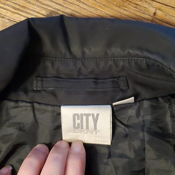 City DKNY black trench coat with hidden button closure - Picture 7 of 8